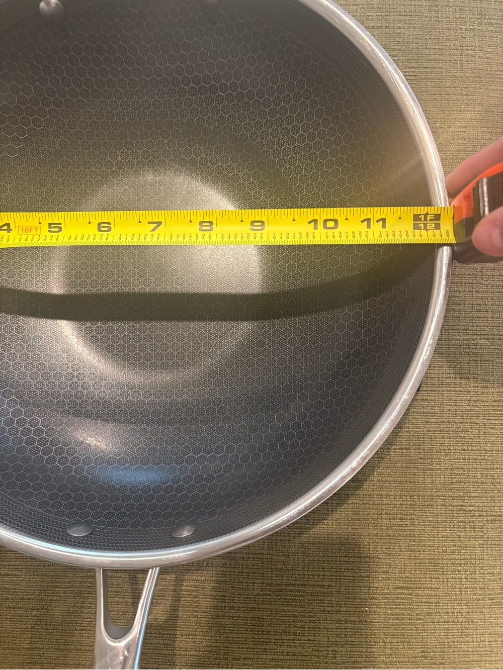Hexclad 12” wok frying pan - Picture 2 of 5